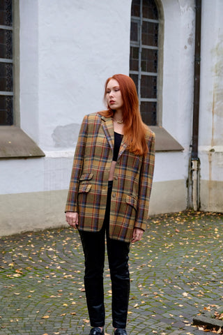 Hochwertiger 90s Wollblazer mit Eingrifftaschen und klassischem Karomuster in Grün, Oliv, Braun, Senf/Orange, Rot, Hellblau und Dunkelblau – die angegebene Größe ist 44, unserer Einschätzung nach tragbar von einer XL bis XXL (42/44) je nach gewünschter Passform – ein absolutes Highlight