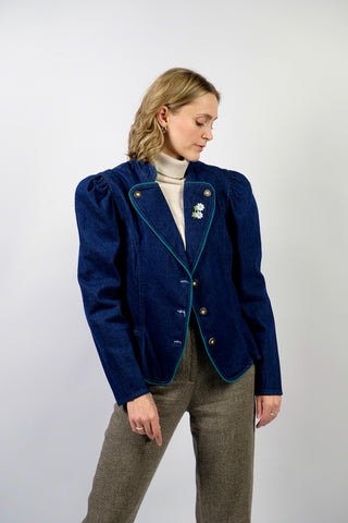 90s Jeansblazer im Landhaus-Stil – dunkelblaue Waschung, taillierter Schnitt mit Puffärmeln und tollem Schößchen sowie floraler Stickerei am Kragen und einer Eingrifftasche – entspricht ca. einer M/L (bitte Maße beachten) – ein absolutes Highlight
