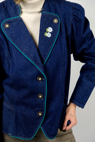 90s Jeansblazer im Landhaus-Stil – dunkelblaue Waschung, taillierter Schnitt mit Puffärmeln und tollem Schößchen sowie floraler Stickerei am Kragen und einer Eingrifftasche – entspricht ca. einer M/L (bitte Maße beachten) – ein absolutes Highlight