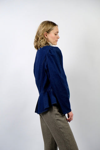 90s Jeansblazer im Landhaus-Stil – dunkelblaue Waschung, taillierter Schnitt mit Puffärmeln und tollem Schößchen sowie floraler Stickerei am Kragen und einer Eingrifftasche – entspricht ca. einer M/L (bitte Maße beachten) – ein absolutes Highlight