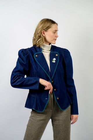 90s Jeansblazer im Landhaus-Stil – dunkelblaue Waschung, taillierter Schnitt mit Puffärmeln und tollem Schößchen sowie floraler Stickerei am Kragen und einer Eingrifftasche – entspricht ca. einer M/L (bitte Maße beachten) – ein absolutes Highlight