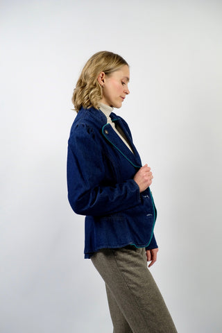 90s Jeansblazer im Landhaus-Stil – dunkelblaue Waschung, taillierter Schnitt mit Puffärmeln und tollem Schößchen sowie floraler Stickerei am Kragen und einer Eingrifftasche – entspricht ca. einer M/L (bitte Maße beachten) – ein absolutes Highlight