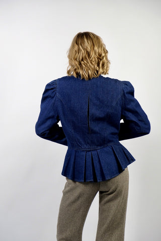 90s Jeansblazer im Landhaus-Stil – dunkelblaue Waschung, taillierter Schnitt mit Puffärmeln und tollem Schößchen sowie floraler Stickerei am Kragen und einer Eingrifftasche – entspricht ca. einer M/L (bitte Maße beachten) – ein absolutes Highlight