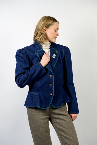 90s Jeansblazer im Landhaus-Stil – dunkelblaue Waschung, taillierter Schnitt mit Puffärmeln und tollem Schößchen sowie floraler Stickerei am Kragen und einer Eingrifftasche – entspricht ca. einer M/L (bitte Maße beachten) – ein absolutes Highlight