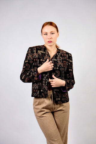 Schwarze 80s Samt Blazerjacke in offenem Design mit tollem Boho Muster in Beige, Braun, Orange und Gold – entspricht ca. einer M bzw. der Zwischengröße M/L, bitte Maße beachten – ein absolutes Highlight