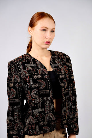 Schwarze 80s Samt Blazerjacke in offenem Design mit tollem Boho Muster in Beige, Braun, Orange und Gold – entspricht ca. einer M bzw. der Zwischengröße M/L, bitte Maße beachten – ein absolutes Highlight