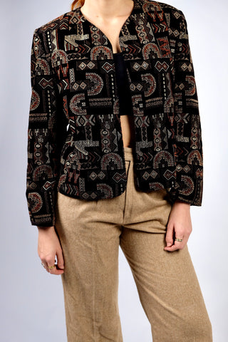 Schwarze 80s Samt Blazerjacke in offenem Design mit tollem Boho Muster in Beige, Braun, Orange und Gold – entspricht ca. einer M bzw. der Zwischengröße M/L, bitte Maße beachten – ein absolutes Highlight