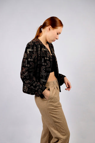 Schwarze 80s Samt Blazerjacke in offenem Design mit tollem Boho Muster in Beige, Braun, Orange und Gold – entspricht ca. einer M bzw. der Zwischengröße M/L, bitte Maße beachten – ein absolutes Highlight