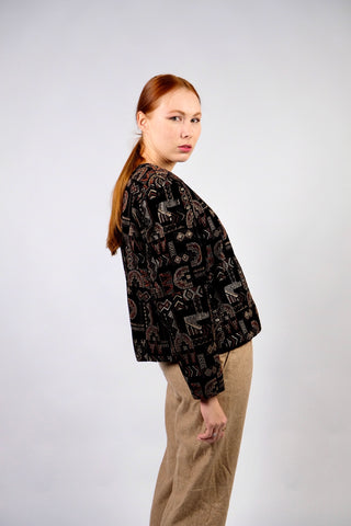 Schwarze 80s Samt Blazerjacke in offenem Design mit tollem Boho Muster in Beige, Braun, Orange und Gold – entspricht ca. einer M bzw. der Zwischengröße M/L, bitte Maße beachten – ein absolutes Highlight