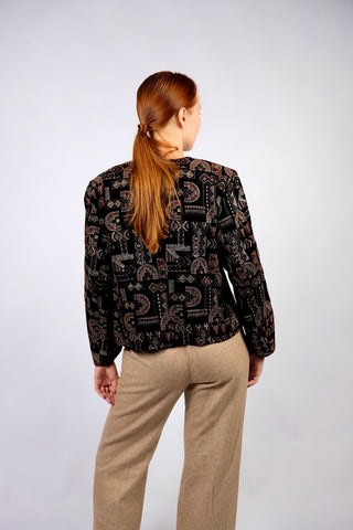 Schwarze 80s Samt Blazerjacke in offenem Design mit tollem Boho Muster in Beige, Braun, Orange und Gold – entspricht ca. einer M bzw. der Zwischengröße M/L, bitte Maße beachten – ein absolutes Highlight