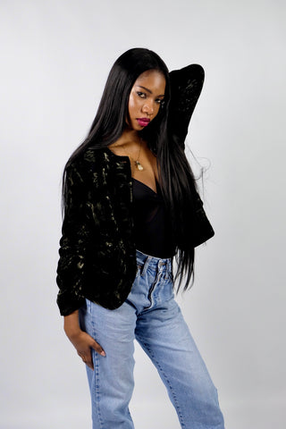 Schwarzer, hochwertiger 80s/90s Blazer aus supersoftem Samt (Viskose und Seide) mit floralem Muster in Graugrün – elegant-femininer Schnitt mit leichten Schulterpolstern, tragbar von einer XS bis S und ein absolutes Highlight