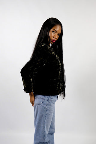 Schwarzer, hochwertiger 80s/90s Blazer aus supersoftem Samt (Viskose und Seide) mit floralem Muster in Graugrün – elegant-femininer Schnitt mit leichten Schulterpolstern, tragbar von einer XS bis S und ein absolutes Highlight