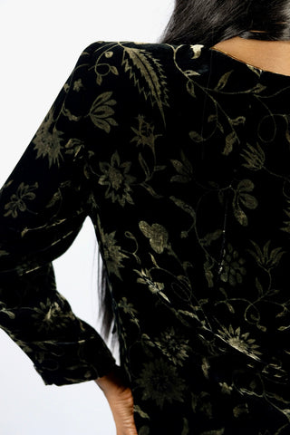 Schwarzer, hochwertiger 80s/90s Blazer aus supersoftem Samt (Viskose und Seide) mit floralem Muster in Graugrün – elegant-femininer Schnitt mit leichten Schulterpolstern, tragbar von einer XS bis S und ein absolutes Highlight