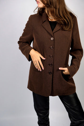 Locker und länger geschnittener 90s Blazer in Braun meliert mit leichten Schulterpolstern und Eingrifftaschen – wir empfehlen den Blazer einer heutigen S oder der Zwischengröße S/M