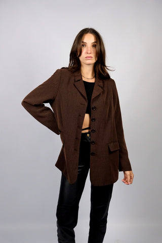 Locker und länger geschnittener 90s Blazer in Braun meliert mit leichten Schulterpolstern und Eingrifftaschen – wir empfehlen den Blazer einer heutigen S oder der Zwischengröße S/M