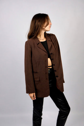 Locker und länger geschnittener 90s Blazer in Braun meliert mit leichten Schulterpolstern und Eingrifftaschen – wir empfehlen den Blazer einer heutigen S oder der Zwischengröße S/M