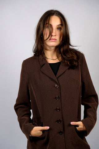 Locker und länger geschnittener 90s Blazer in Braun meliert mit leichten Schulterpolstern und Eingrifftaschen – wir empfehlen den Blazer einer heutigen S oder der Zwischengröße S/M