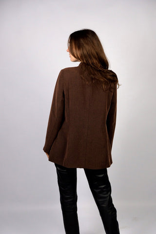 Locker und länger geschnittener 90s Blazer in Braun meliert mit leichten Schulterpolstern und Eingrifftaschen – wir empfehlen den Blazer einer heutigen S oder der Zwischengröße S/M