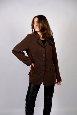 Locker und länger geschnittener 90s Blazer in Braun meliert mit leichten Schulterpolstern und Eingrifftaschen – wir empfehlen den Blazer einer heutigen S oder der Zwischengröße S/M