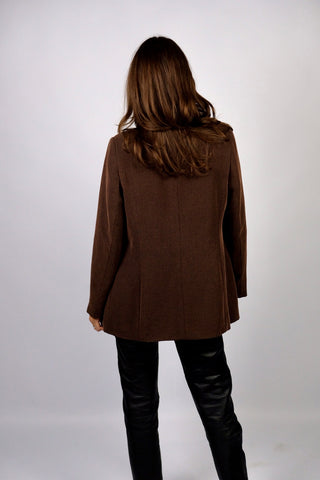 Locker und länger geschnittener 90s Blazer in Braun meliert mit leichten Schulterpolstern und Eingrifftaschen – wir empfehlen den Blazer einer heutigen S oder der Zwischengröße S/M