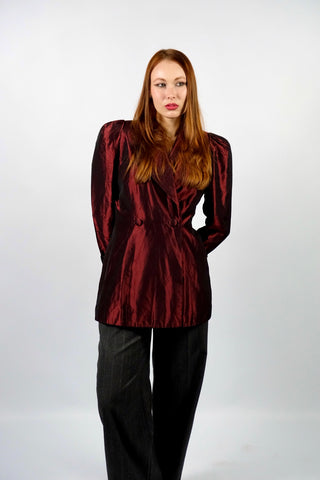 Atemberaubender, weinroter 80s Blazer im Power Dressing Stil mit ausgeprägten Schulterpolstern, doppelreihigen Knöpfen sowie taillierter Silhouette, die durch den schimmernden Stoff betont wird – Größe 2 (entspricht XS und fällt größengerecht aus) – ein seltenes Fundstück und absolutes Highlight