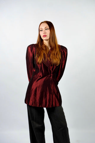 Atemberaubender, weinroter 80s Blazer im Power Dressing Stil mit ausgeprägten Schulterpolstern, doppelreihigen Knöpfen sowie taillierter Silhouette, die durch den schimmernden Stoff betont wird – Größe 2 (entspricht XS und fällt größengerecht aus) – ein seltenes Fundstück und absolutes Highlight