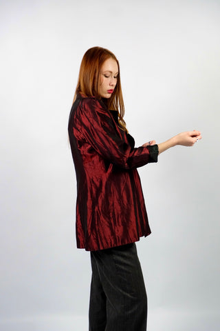 Atemberaubender, weinroter 80s Blazer im Power Dressing Stil mit ausgeprägten Schulterpolstern, doppelreihigen Knöpfen sowie taillierter Silhouette, die durch den schimmernden Stoff betont wird – Größe 2 (entspricht XS und fällt größengerecht aus) – ein seltenes Fundstück und absolutes Highlight