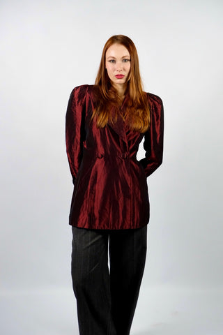 Atemberaubender, weinroter 80s Blazer im Power Dressing Stil mit ausgeprägten Schulterpolstern, doppelreihigen Knöpfen sowie taillierter Silhouette, die durch den schimmernden Stoff betont wird – Größe 2 (entspricht XS und fällt größengerecht aus) – ein seltenes Fundstück und absolutes Highlight