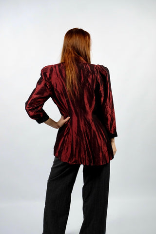 Atemberaubender, weinroter 80s Blazer im Power Dressing Stil mit ausgeprägten Schulterpolstern, doppelreihigen Knöpfen sowie taillierter Silhouette, die durch den schimmernden Stoff betont wird – Größe 2 (entspricht XS und fällt größengerecht aus) – ein seltenes Fundstück und absolutes Highlight