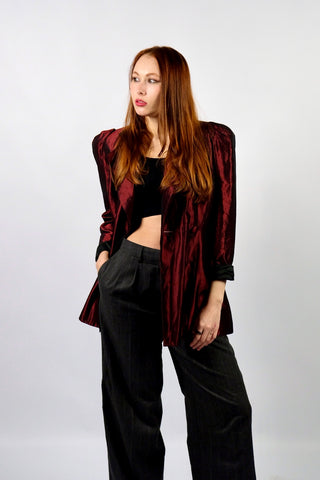 Atemberaubender, weinroter 80s Blazer im Power Dressing Stil mit ausgeprägten Schulterpolstern, doppelreihigen Knöpfen sowie taillierter Silhouette, die durch den schimmernden Stoff betont wird – Größe 2 (entspricht XS und fällt größengerecht aus) – ein seltenes Fundstück und absolutes Highlight