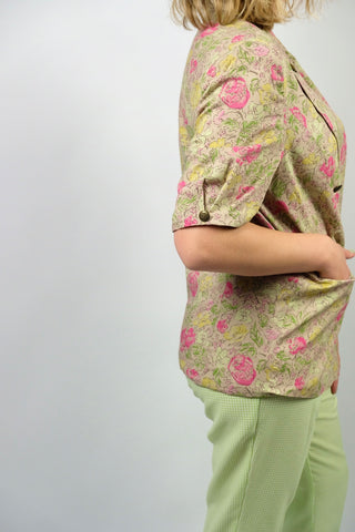 Puderbeiger 80s Viskose Blazer made in Britain mit floralem Print in Lindgrün, Maigrün, Gelb, Rosa und Pink, Kurzarm-Schnitt mit doppelreihiger Knopfleiste und seitlichen Eingrifftaschen – entspricht ca. einer heutigen L