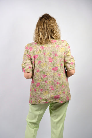 Puderbeiger 80s Viskose Blazer made in Britain mit floralem Print in Lindgrün, Maigrün, Gelb, Rosa und Pink, Kurzarm-Schnitt mit doppelreihiger Knopfleiste und seitlichen Eingrifftaschen – entspricht ca. einer heutigen L