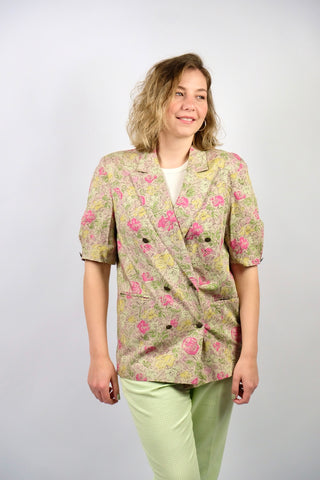 Puderbeiger 80s Viskose Blazer made in Britain mit floralem Print in Lindgrün, Maigrün, Gelb, Rosa und Pink, Kurzarm-Schnitt mit doppelreihiger Knopfleiste und seitlichen Eingrifftaschen – entspricht ca. einer heutigen L