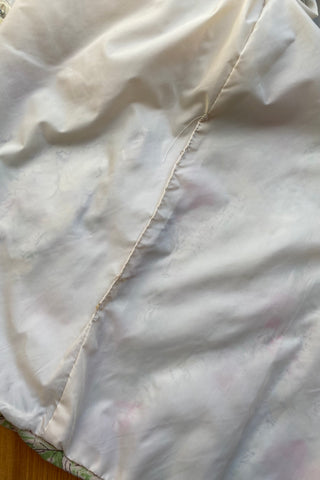 Puderbeiger 80s Viskose Blazer made in Britain mit floralem Print in Lindgrün, Maigrün, Gelb, Rosa und Pink, Kurzarm-Schnitt mit doppelreihiger Knopfleiste und seitlichen Eingrifftaschen – entspricht ca. einer heutigen L