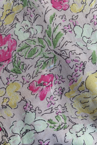 Puderbeiger 80s Viskose Blazer made in Britain mit floralem Print in Lindgrün, Maigrün, Gelb, Rosa und Pink, Kurzarm-Schnitt mit doppelreihiger Knopfleiste und seitlichen Eingrifftaschen – entspricht ca. einer heutigen L