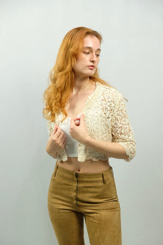 Cremeweiße 70s Handmade Bolero-Jacke aus floraler Boho Spitze, kurzer Schnitt mit halblangen Ärmeln, entspricht ca. einer S, lässt sich auch von einer XS lockerer tragen – ein Unikat und absolutes Highlight