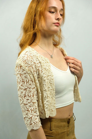 Cremeweiße 70s Handmade Bolero-Jacke aus floraler Boho Spitze, kurzer Schnitt mit halblangen Ärmeln, entspricht ca. einer S, lässt sich auch von einer XS lockerer tragen – ein Unikat und absolutes Highlight