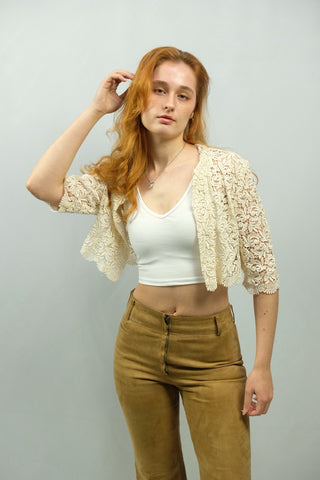 Cremeweiße 70s Handmade Bolero-Jacke aus floraler Boho Spitze, kurzer Schnitt mit halblangen Ärmeln, entspricht ca. einer S, lässt sich auch von einer XS lockerer tragen – ein Unikat und absolutes Highlight