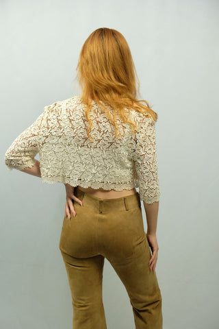 Cremeweiße 70s Handmade Bolero-Jacke aus floraler Boho Spitze, kurzer Schnitt mit halblangen Ärmeln, entspricht ca. einer S, lässt sich auch von einer XS lockerer tragen – ein Unikat und absolutes Highlight