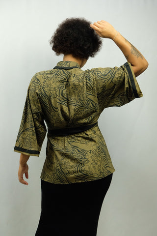 90s Wickel-Kimono made in Italy mit angenähtem Bindegürtel für die Taille, weiten Ärmeln und Boho Crazy Pattern Print – die Farbe ist ein tolles Oliv-Gold, die Größe entspricht ca. einer M bis L – ein seltenes Fundstück und absolutes Highlight