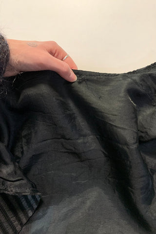 80s/90s Bolero made in Italy aus reiner Baumwolle mit Streifen in Grau und samtigem Schwarz, lockerer cropped Schnitt – zu empfehlen für eine XS