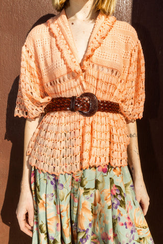 Handmade 70s Häkel-Cape in Pfirsich, kurzer und offener Schnitt – tragbar von einer XS, S, M oder kleinen L je nach gewünschter Passform (bitte Maße beachten) – ein seltenes Fundstück, wahres Unikat und absolutes Highlight