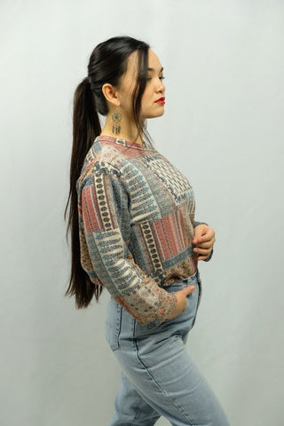 Preloved (Secondhand) Sweatshirt mit tollem Boho Patchwork Print in bunten gedeckten Farben – &nbsp;wir empfehlen das Sweatshirt einer XS (für einen lockeren Look), einer S oder einer kleinen M bzw. der Zwischengröße S/M