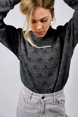 Preloved (Secondhand) Sweater von Champion aus grau melierter Baumwollmischung mit Logo-Schriftzügen und Stehkragen – für einen lockeren Look empfehlen wir den Sweater einer XS