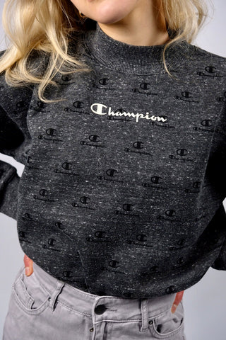 Preloved (Secondhand) Sweater von Champion aus grau melierter Baumwollmischung mit Logo-Schriftzügen und Stehkragen – für einen lockeren Look empfehlen wir den Sweater einer XS