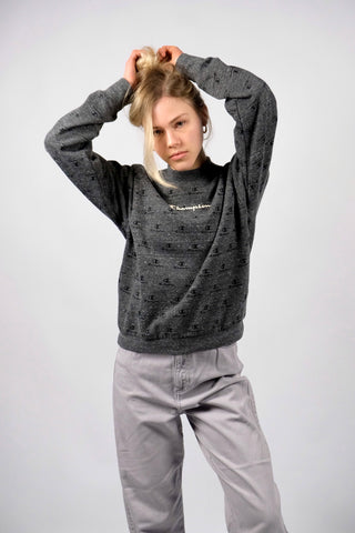 Preloved (Secondhand) Sweater von Champion aus grau melierter Baumwollmischung mit Logo-Schriftzügen und Stehkragen – für einen lockeren Look empfehlen wir den Sweater einer XS