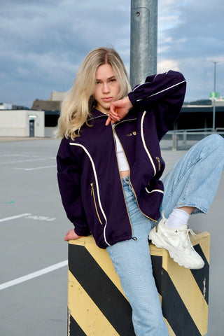 90s Killtec Sportjacke aus Baumwollmischung in Dunkelblau, mit Streifendetails in Weiß und Vanillegelb/Beige sowie Stickerei auf der Brust – locker geschnittene Größe M mit seitlichen Eingrifftaschen und Gummizugbund