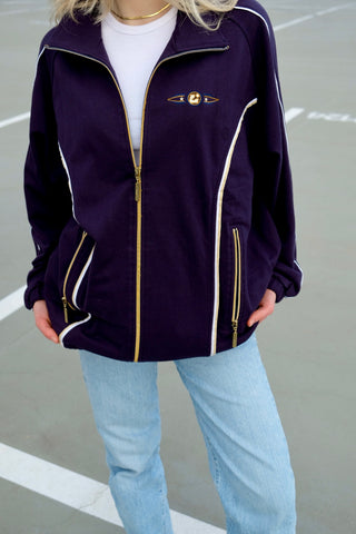 90s Killtec Sportjacke aus Baumwollmischung in Dunkelblau, mit Streifendetails in Weiß und Vanillegelb/Beige sowie Stickerei auf der Brust – locker geschnittene Größe M mit seitlichen Eingrifftaschen und Gummizugbund
