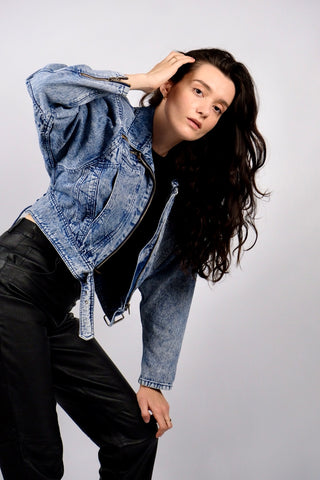 Atemberaubende 80s Acid Wash Jeansjacke aus reiner Baumwolle in kurzem Bomber-/Biker-Schnitt mit Gürtel und Schnürung am Rücken – die Jacke hat leichte Schulterpolster, welche zum authentischen 80s Design dazugehören, aber je nach Belieben auch herausgetrennt werden könnten – ideal für eine XS bis S, ein seltenes Fundstück und absolutes Highlight