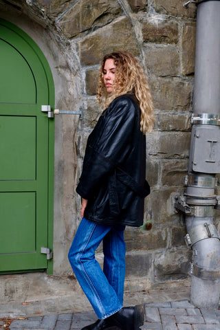 Schwarze, hochwertige 80s Lederjacke made in Italy mit doppelreihiger Knopfleiste, tollem Taillengürtel und seitlichen Eingrifftaschen – innen mit Wollstoff gefüttert, Ärmel innen gesteppt – Größe M, je nach gewünschter Passform auch von einer S/M tragbar – ein absolutes Highlight